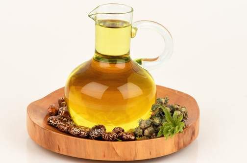 12 Castor Oil Beauty Benefits for Skin and Hair